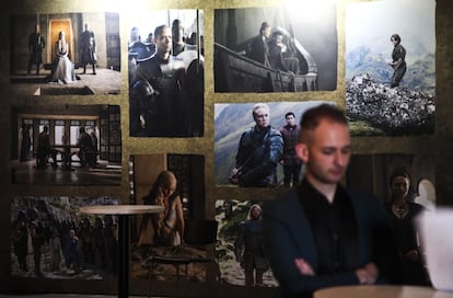 Uno de los murales que decoran las diferentes zonas en las que se divide la exposición de 'Juego de tronos' que acoge Matadero Madrid.