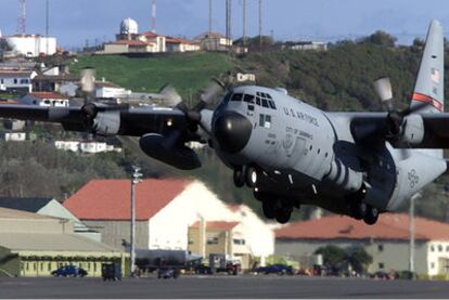 Un avión estadounidense despega de la base de Lajes, en el archipiélago de las Azores, en marzo de 2003.