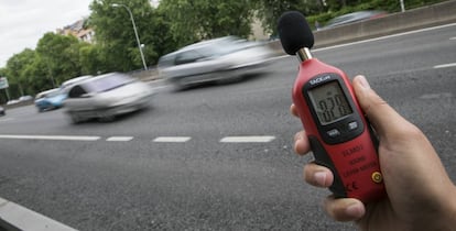 Medición de sonido en la autovía de Extremadura.