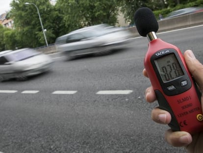 Medición de sonido en la autovía de Extremadura.