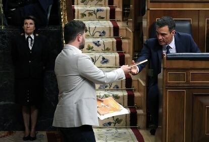 El portavoz de ERC en el Congreso, Gabriel Rufián (izquierda) hace entrega al candidato socialista, Pedro Sánchez, del libro de cuentos infantiles escrito desde la cárcel por Oriol Junqueras.