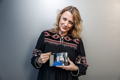 Maite Rodrguez muestra una foto de su madre, Petra Gadea, que falleci el 12 de abril de 2020 tras ser rechazada por el Hospital de Getafe, Madrid.