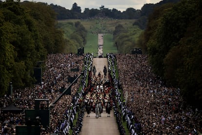 El cortejo fúnebre de Isabel II llega al castillo de Windsor. 