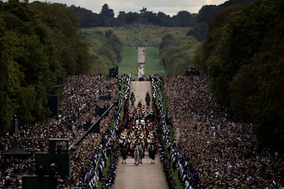 El cortejo fúnebre de Isabel II llega al castillo de Windsor.