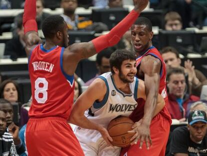 Ricky Rubio, entre Tony Wroten y Thaddeus Young.