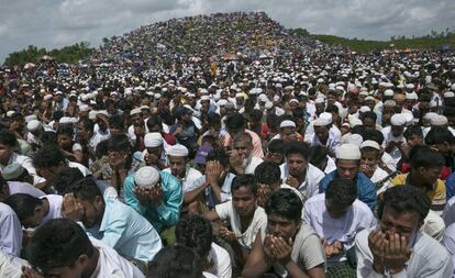 Refugiados rohingya, en el acto con motivo del segundo aniversario de la campaña de persecución de Myanmar, este domingo en Cox's Bazar (Bangladés).