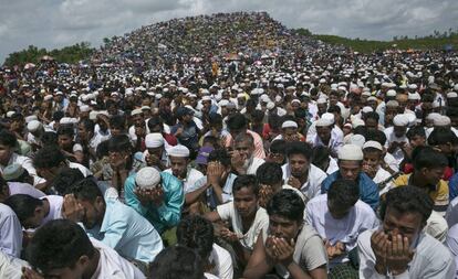 Refugiados rohingya, en el acto con motivo del segundo aniversario de la campaña de persecución de Myanmar, este domingo en Cox's Bazar (Bangladés). 