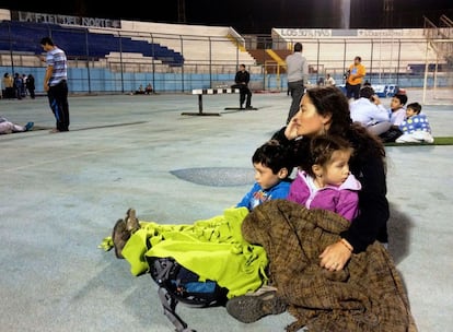 Vecinos de la ciudad de Iquique se refugian en un estadio de fútbol siguiendo las recomendaciones del Gobierno.