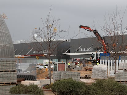 Vista de las obras de construcción del hospital de pandemias Enfermera Isabel Zendal en Valdebebas, Madrid, este martes 3 de noviembre.