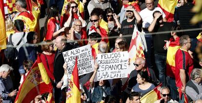 Varias personas en la manifestación de Barcelona convocada por Societat Civil Catalana, para decir