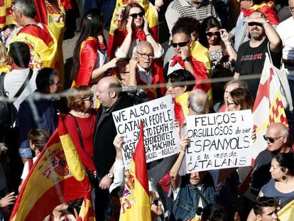 Varias personas en la manifestación de Barcelona convocada por Societat Civil Catalana, para decir 