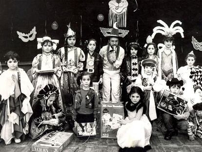 Participantes en una fiesta organizada por el Círculo Mercantil, con sede en el pazo durante los años 70.