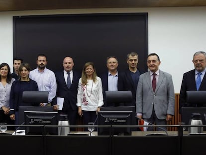 Miembros de la Plataforma por la Honestidad y diputados de la oposici&oacute;n este martes.