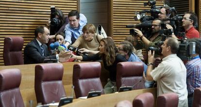 El nuevo diputado del PP Felipe del Ba&ntilde;o atiende a los periodistas sentado en su esca&ntilde;o.