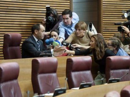 El nuevo diputado del PP Felipe del Baño atiende a los periodistas sentado en su escaño.
