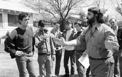 De izquierda a derecha, Matt Dillon, Ralph Maccio, Tom Cruise, Rob Lowe, C. Thomas Howell y Francis Ford Coppola, durante el rodaje de la película 'La ley de la calle'.