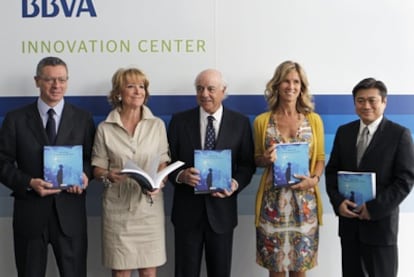 De izquierda a derecha, el alcalde de Madrid, Alberto Ruiz Gallardón; la presidenta de la Comunidad de Madrid, Esperanza Aguirre; el presidente del BBVA, Francisco González; la ministra de Ciencia e Innovación, Cristina Garmendia, y el director de MIT Medi Lab, Joichi Ito, en el acto de presentación del libro 'Innovación: perspectivas para el siglo XXI' y de la página web 'Open Mind'.