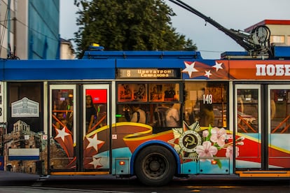 Un autobús en Brest (Bielorrusia), localidad fronteriza con Polonia, por donde pasan las mercancías. “La ruta de la seda nos da puestos de trabajo”, dice un oficial de aduanas.