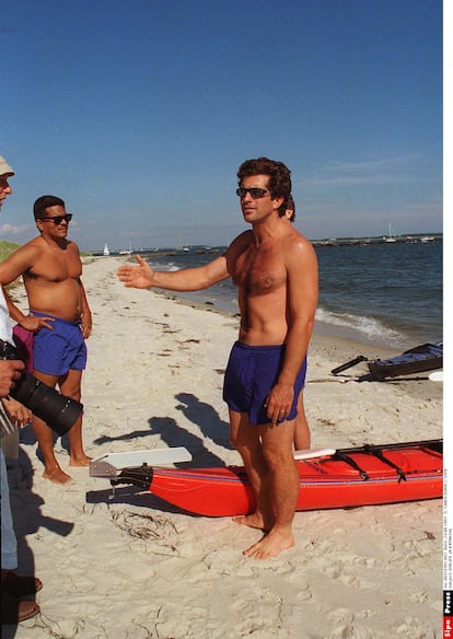 John-John Kennedy listo para subir en kayak en 1997. 