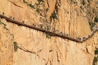 Excursionistas caminando por una de las pasarelas de El Caminito del Rey. 