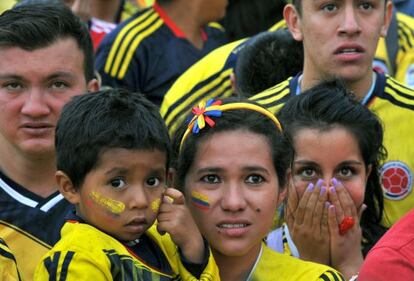 Colombianos miran el partido contra Brasil en Bogotá.