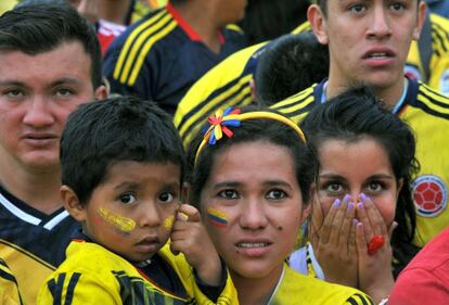 Colombianos miran el partido contra Brasil en Bogot&aacute;. 