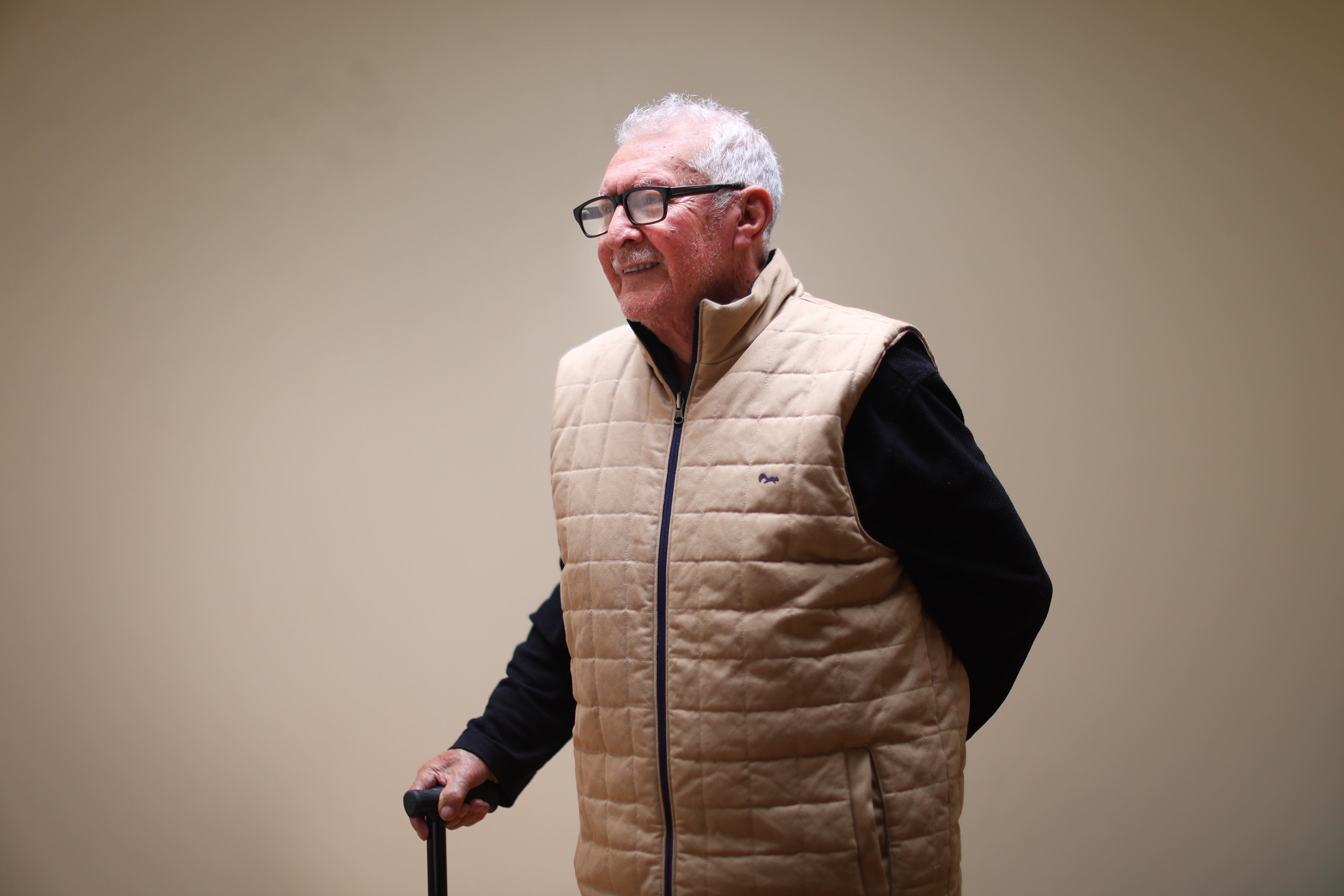 Pedro Jiménez, veterano del Batallón Colombia, en Bogotá, posa en su casa en Bogotá.