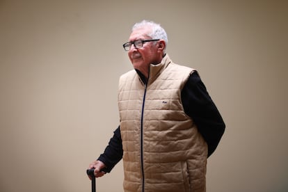 Pedro Jiménez, veterano del Batallón Colombia, en Bogotá, posa en su casa en Bogotá.