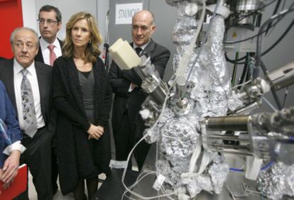 De izquierda a derecha, el director del Centro de Física de Materiales, Juan Colmenero; el diputado general guipuzcoano, Markel Olano; la ministra Cristina Garmendia y el rector de la UPV, Iñaki Goirizelaia, en San Sebastián.