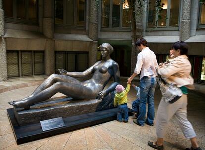 La exposición presenta también esculturas de gran formato fuera de las salas de exposición. Este desnudo de matiz neoclásico, realizado en plomo en 1921, es una de las obras con más impacto de la muestra y se encuentra en uno de los patios interiores de La Pedrera.