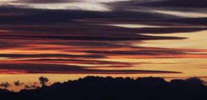 Puesta de sol sobre los Picos de Europa. EFE/Archivo