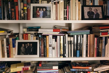 Detalle de la biblioteca de Juan Gabriel Vásquez en su casa de Madrid.