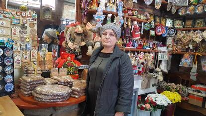 Nadezhda Vasilievna, pastelera jubilada, complementa su pensión trabajando en una tienda de souvenirs en el centro de Nizhini Novgorod.