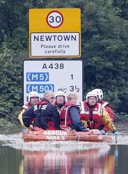 Rescate ayer de afectados por las inundaciones en Reino Unido.