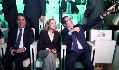 Desde la izquierda, Gerardo Cuerva, presidente de Cepyme; Nadia Calviño, ministra de Economía; y Antonio Garamendi, presidente de CEOE.