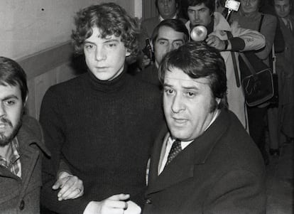 John Paul Getty III escoltado por la policía en 1973.