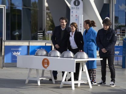 Los presentadores de MasterChef y la chef Rakel Cernicharo (segunda por la izquierda), en la prueba del programa en el Oceanogràfic de Valencia.