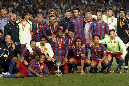 Los jugadores del Barcelona, tras recibir el trofeo de campeones de la Supercopa. El equipo azulgrana ha sido muy superior en ambos partidos, aunque la derrota en el partido de vuelta ha aguado las celebraciones. Además, el Camp Nou ha registrado una entrada de sólo 40.000 espectadores.