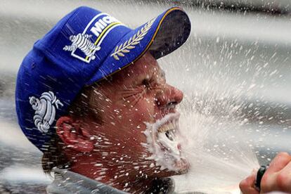 Kimi Raikkonen refresca su triunfo.