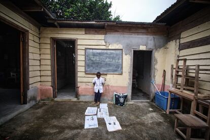 Un alumno de primer curso en el patio del colegio. Unicef halló, mediante una encuesta en 76 centros, que el 90% de los maestros presenta dificultades para atender a alumnos con NEE.