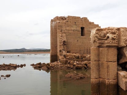 Capiteles romanicos de la antigua iglesia de Cenera de Zalima en el embalse de Aguilar, en Palencia.