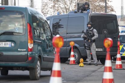 Oficiales de la policía alemana realizan un exhaustivo control en la frontera entre Estrasburgo (Francia) y Kehl (Alemania) el 13 de diciembre de 2018. Más de 700 agentes se han desplegado para tratar de interceptar al agresor.