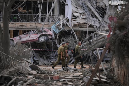 Personal militar junto a un edificio destruido tras un ataque iraní en Ramat Gan (Israel), este sábado.