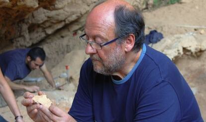 El profesor Valentín Villaverde en la Cova Negra de Xàtiva en una imagen cedida por la Universitat.