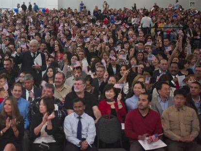 Algunos de los 2.077 inmigrantes que prestaron juramento el viernes cerca de Los &Aacute;ngeles, esperan la ceremonia.