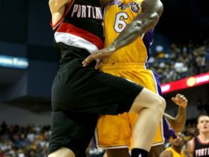 Claver entra a canasta ante Earl Clark en un Portland-Lakers.