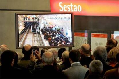 Varias personas asistían ayer, a través de una gran pantalla, al acto de inauguración de la estación de Sestao.