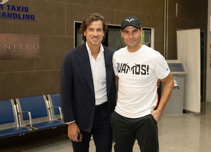 Feliciano y Nadal posan juntos en el aeropuerto malague?o.