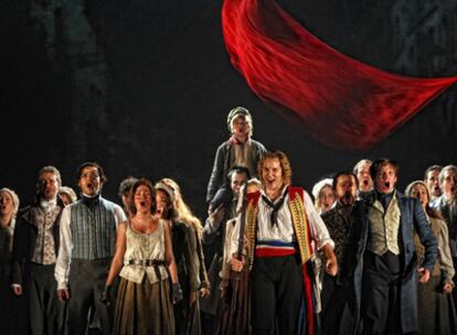 Escena del musical <i>Los Miserables,</i> basado en la obra de Victor Hugo, en el teatro Lope de Vega de Madrid.