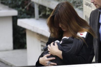 La primera dama de Francia, Carla Bruni-Sarkozy, abandona la clínica de La Muette el domingo 23 de octubre, cinco días después de dar a luz a su hija Giulia.